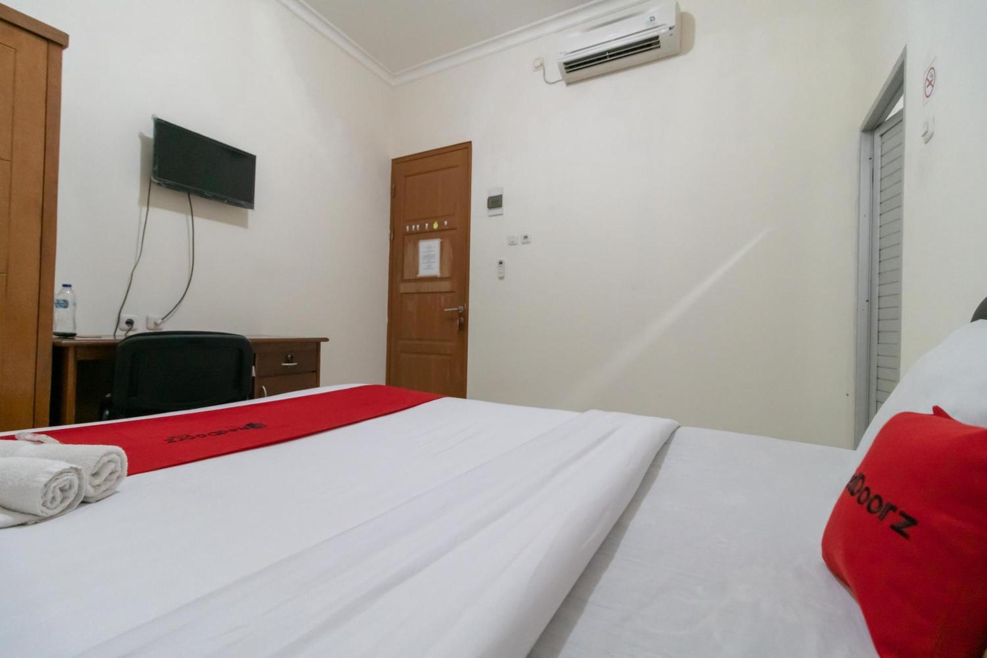 Reddoorz Near Universitas Esa Unggul Bekasi Harapan Indah מראה חיצוני תמונה