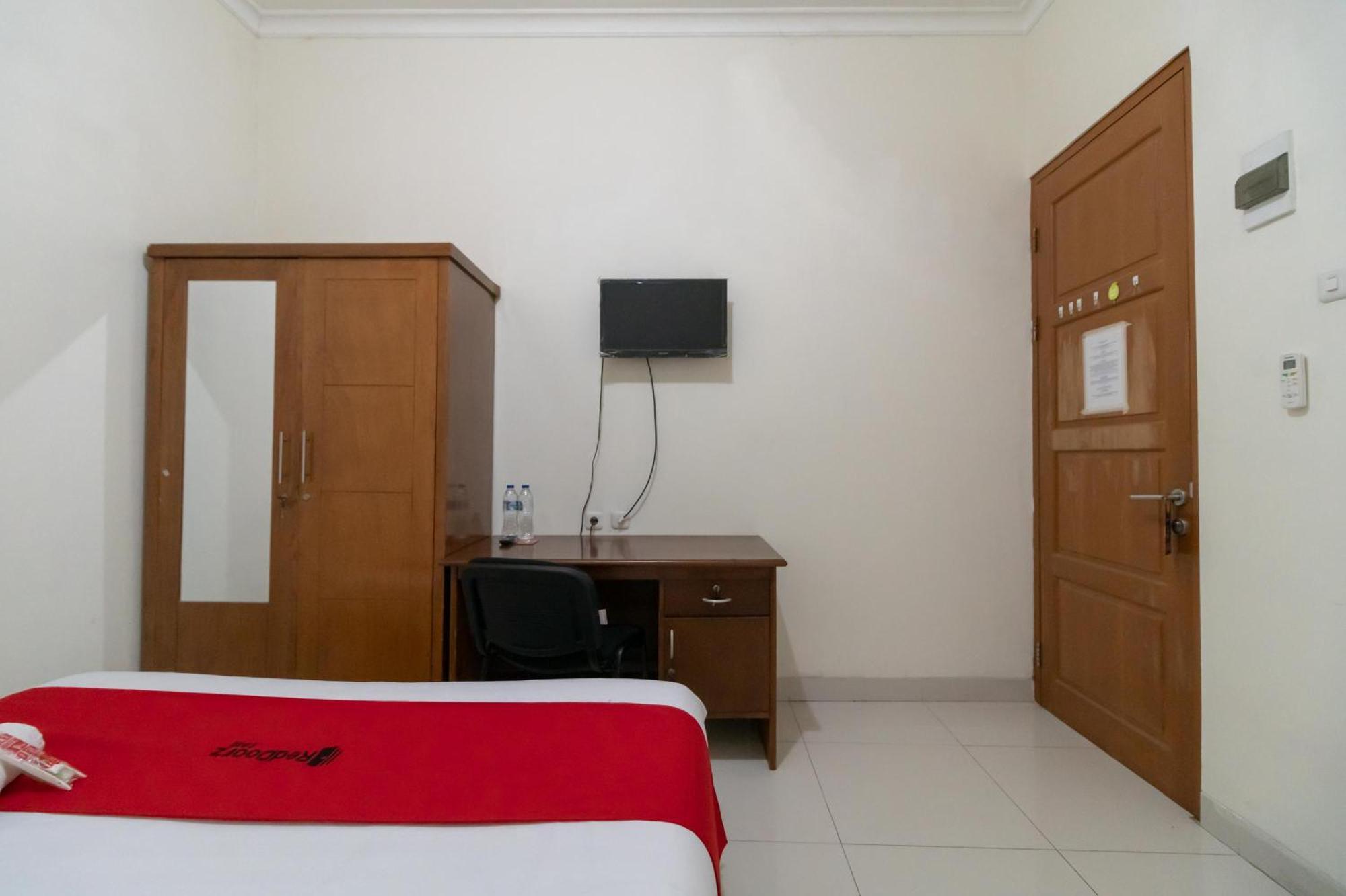Reddoorz Near Universitas Esa Unggul Bekasi Harapan Indah מראה חיצוני תמונה